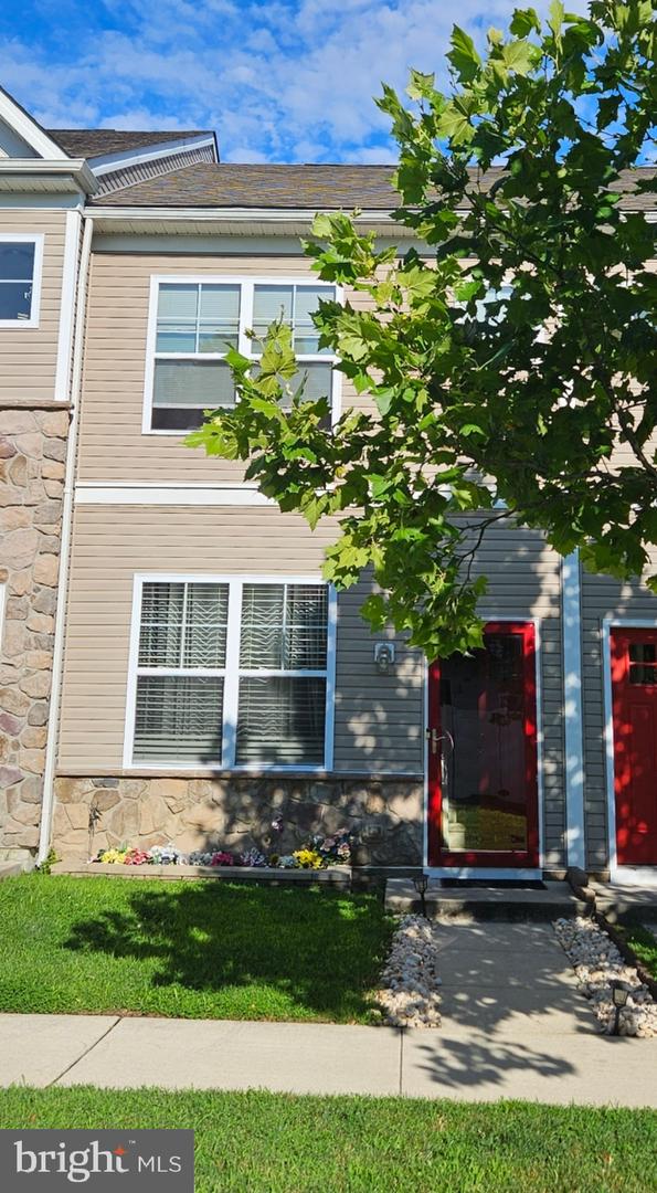19 ROWAND WAY E Property Photo 1