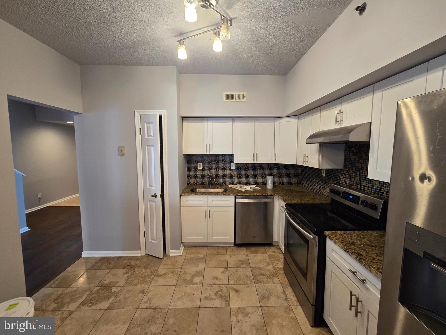 6163 Main St Property Photo 14