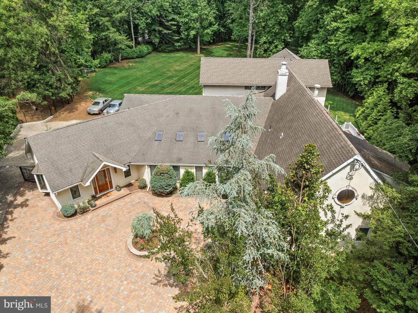 14 E Riding Dr Property Photo 1