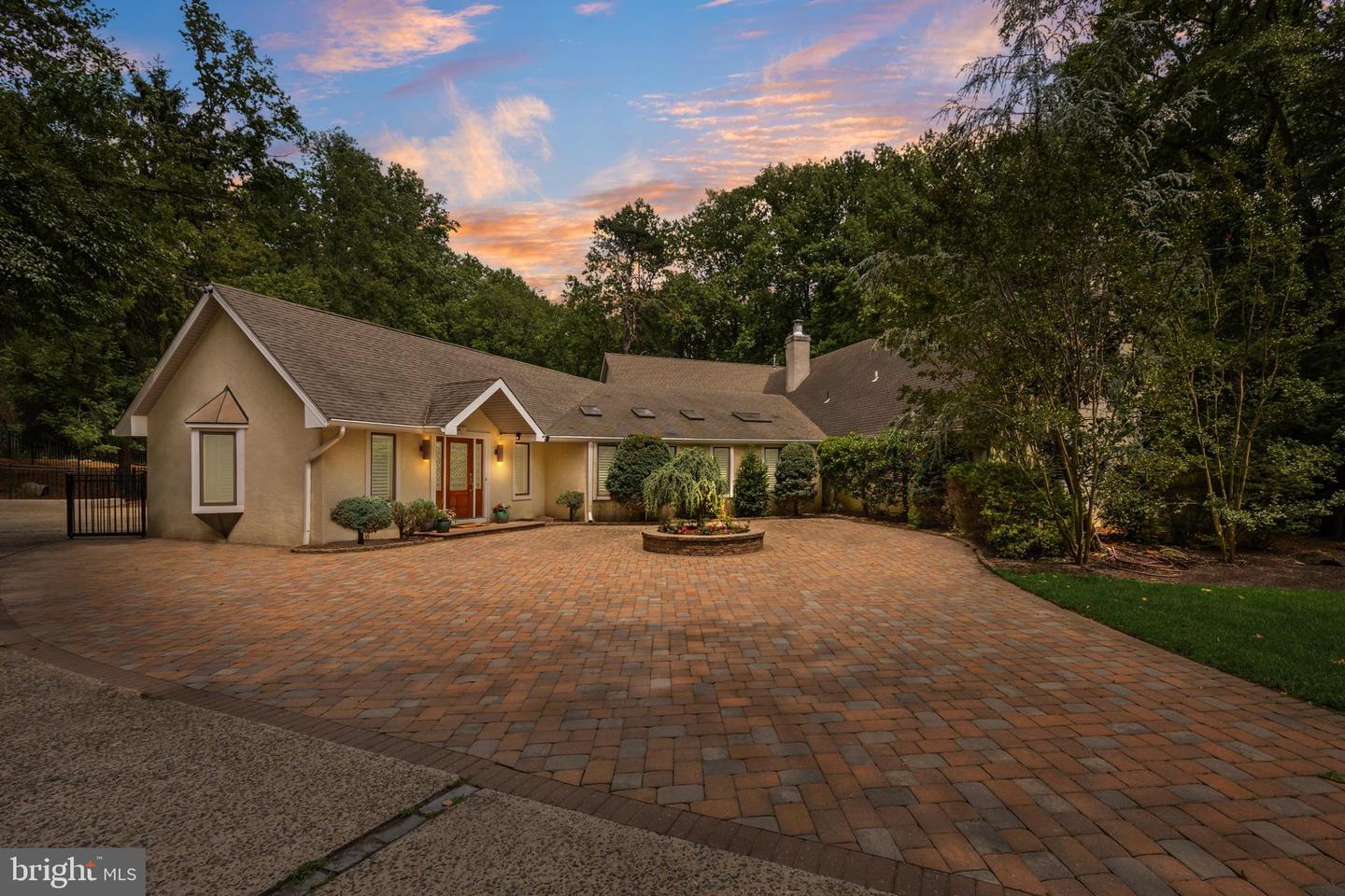 14 E Riding Dr Property Photo 2
