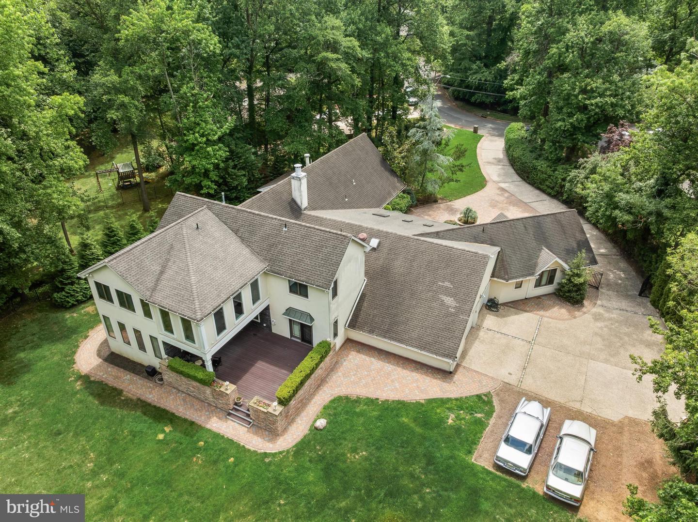 14 E Riding Dr Property Photo 3