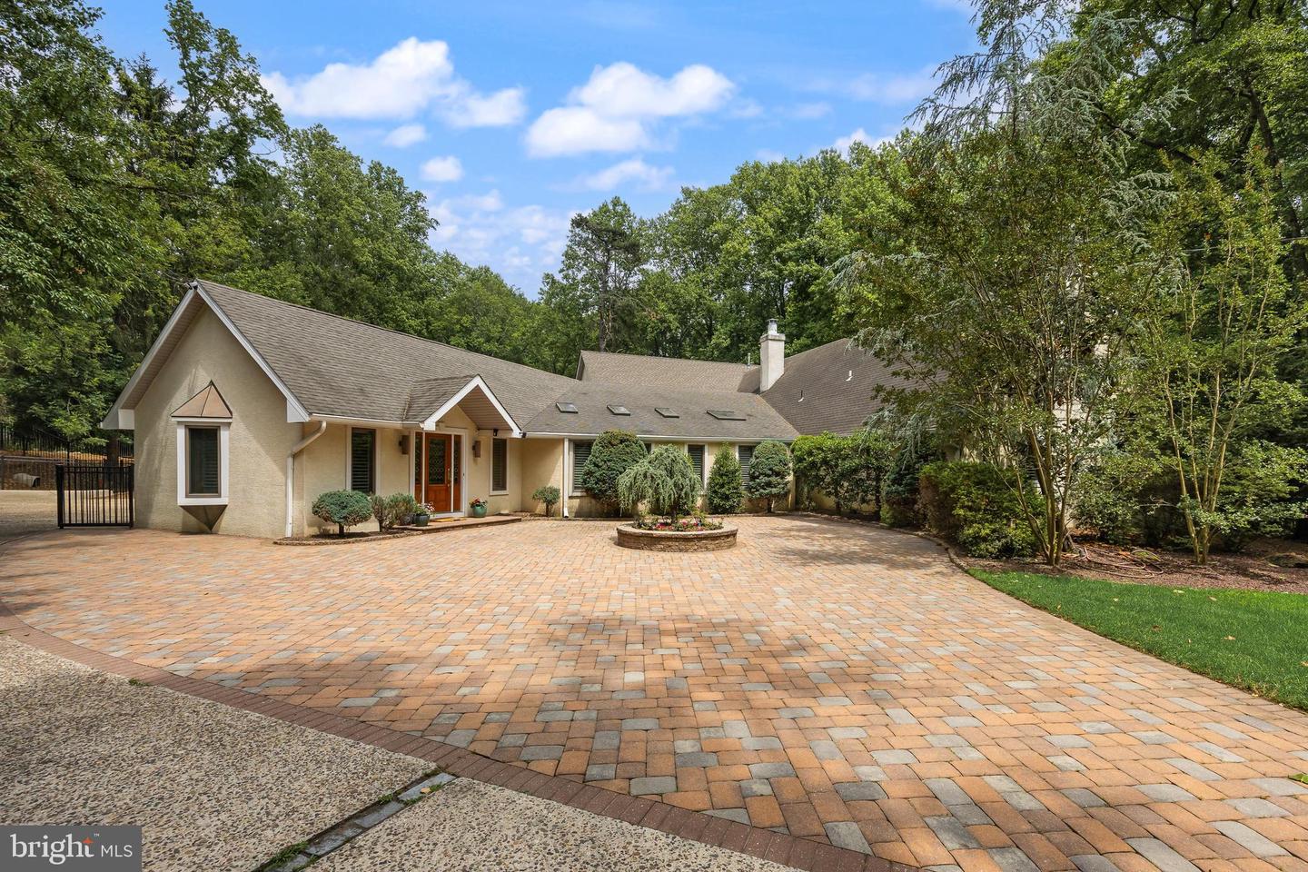 14 E Riding Dr Property Photo 4