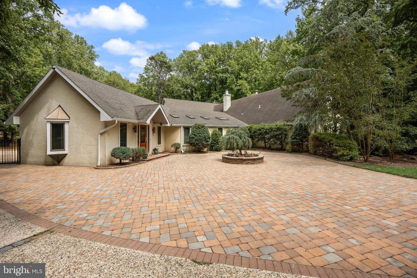 14 E Riding Dr Property Photo 5
