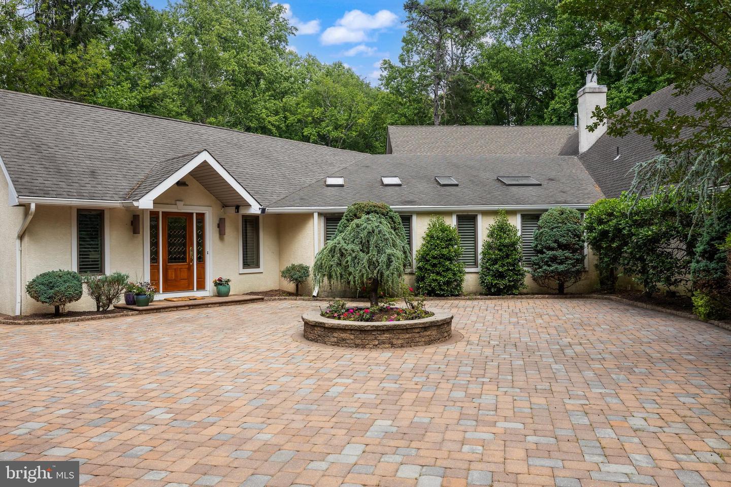 14 E Riding Dr Property Photo 6