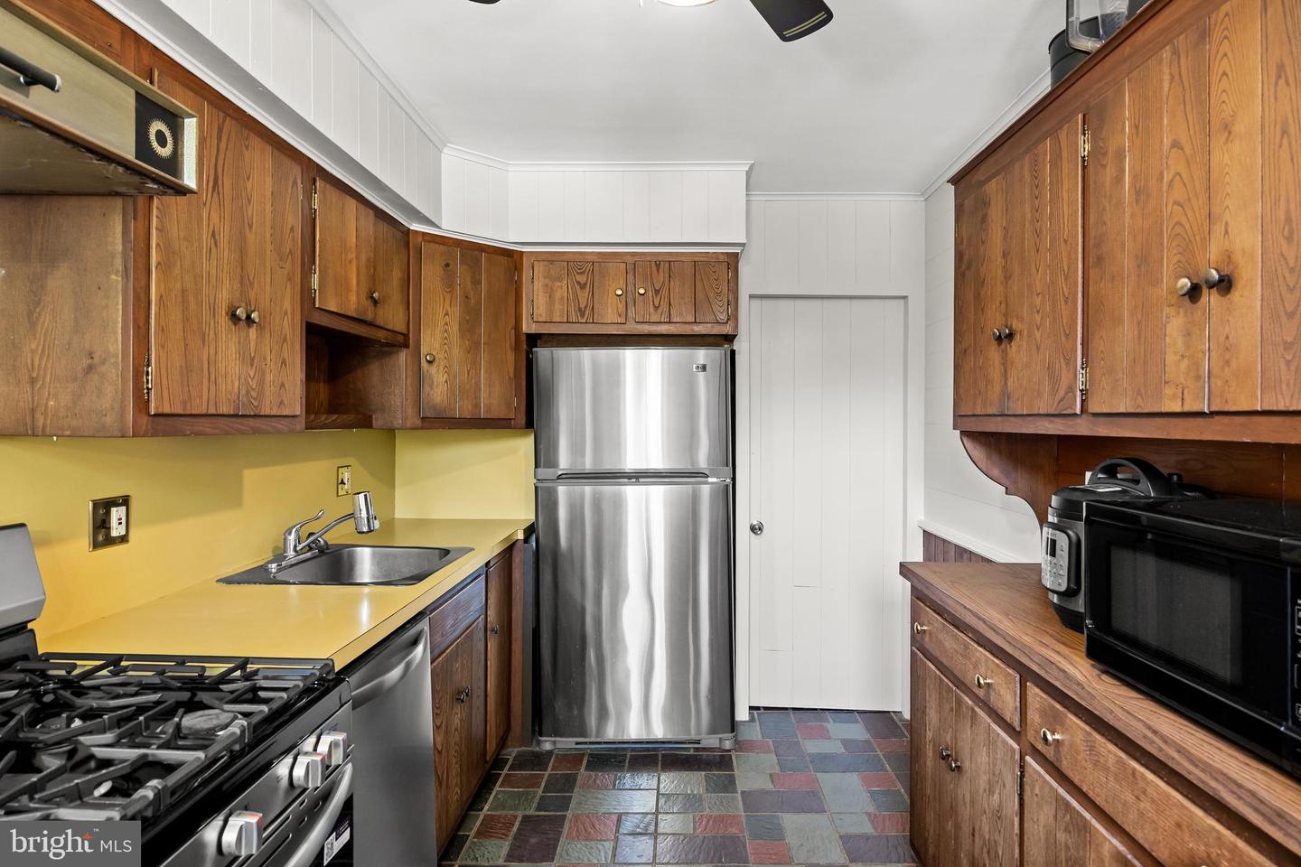 454 Woodlawn Ter Property Photo 12