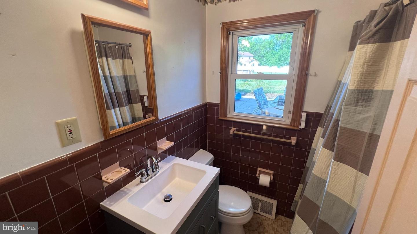 12 Elinor Ave Property Photo 34