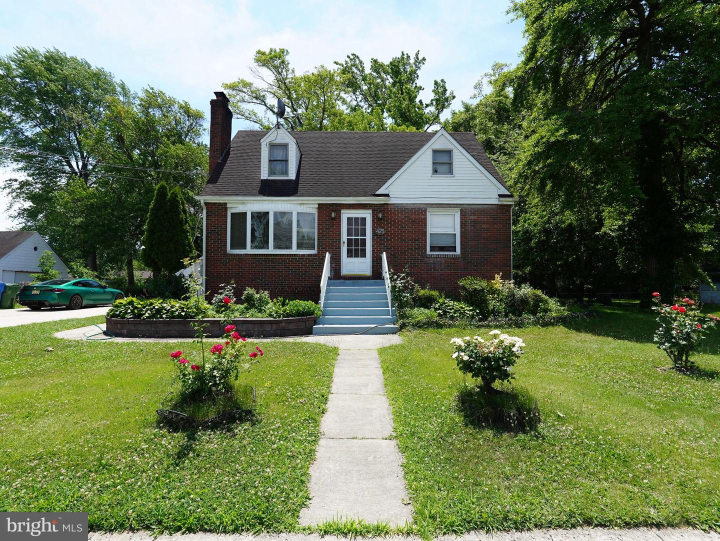 425 Yale Ave Property Photo 1