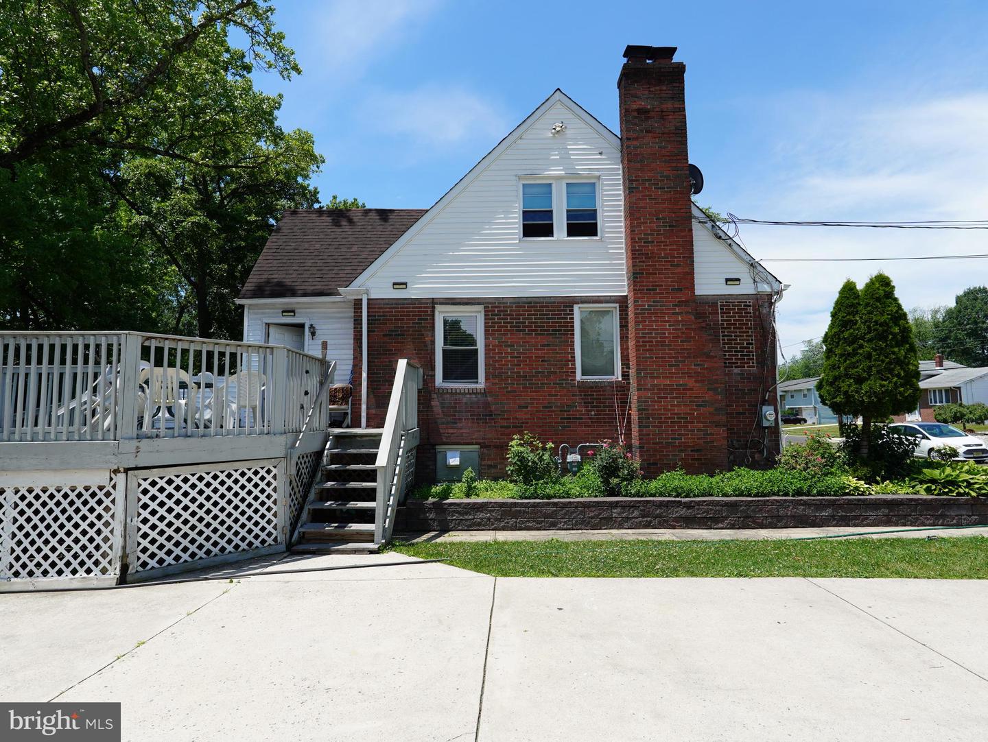425 Yale Ave Property Photo 3