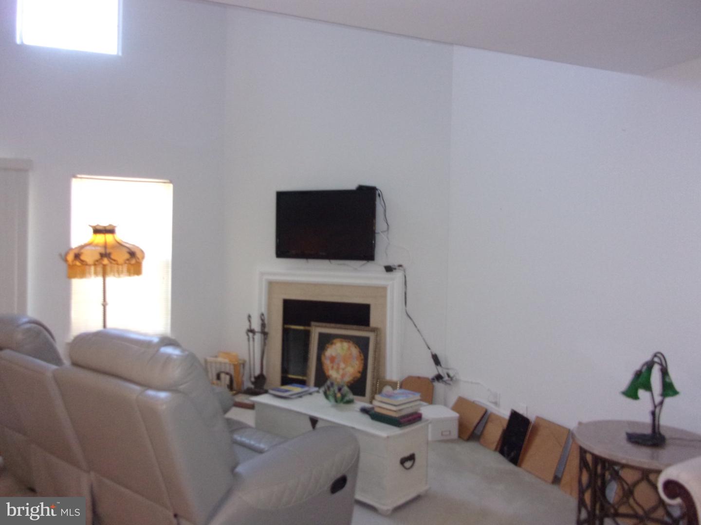 4038 Main St Property Photo 7