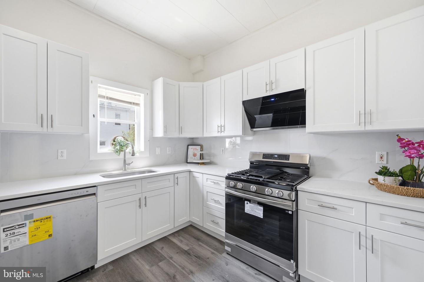 330 Somerset St Property Photo 14