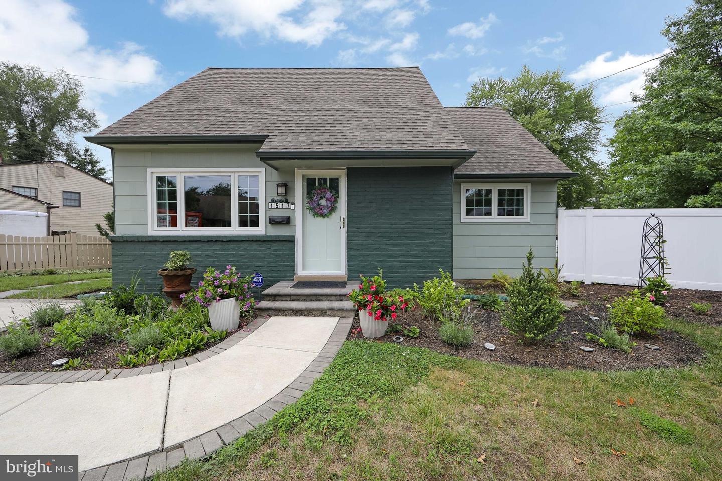 1517 Beverly Ter Property Photo 1