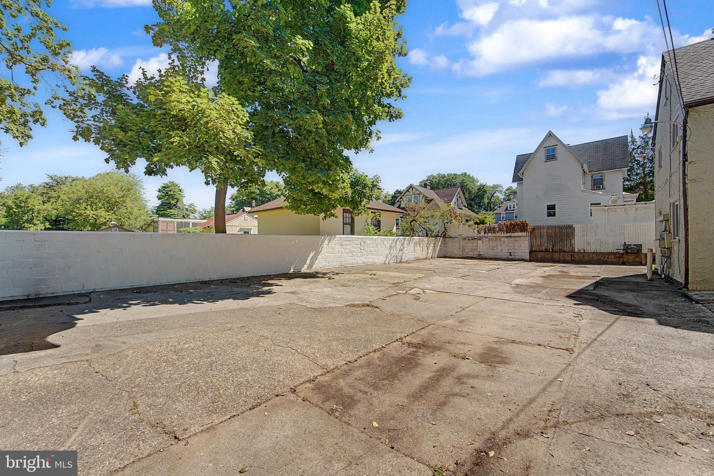 607 W Maple Ave Property Photo 5