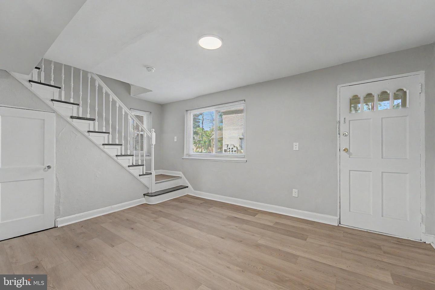 607 W Maple Ave Property Photo 6