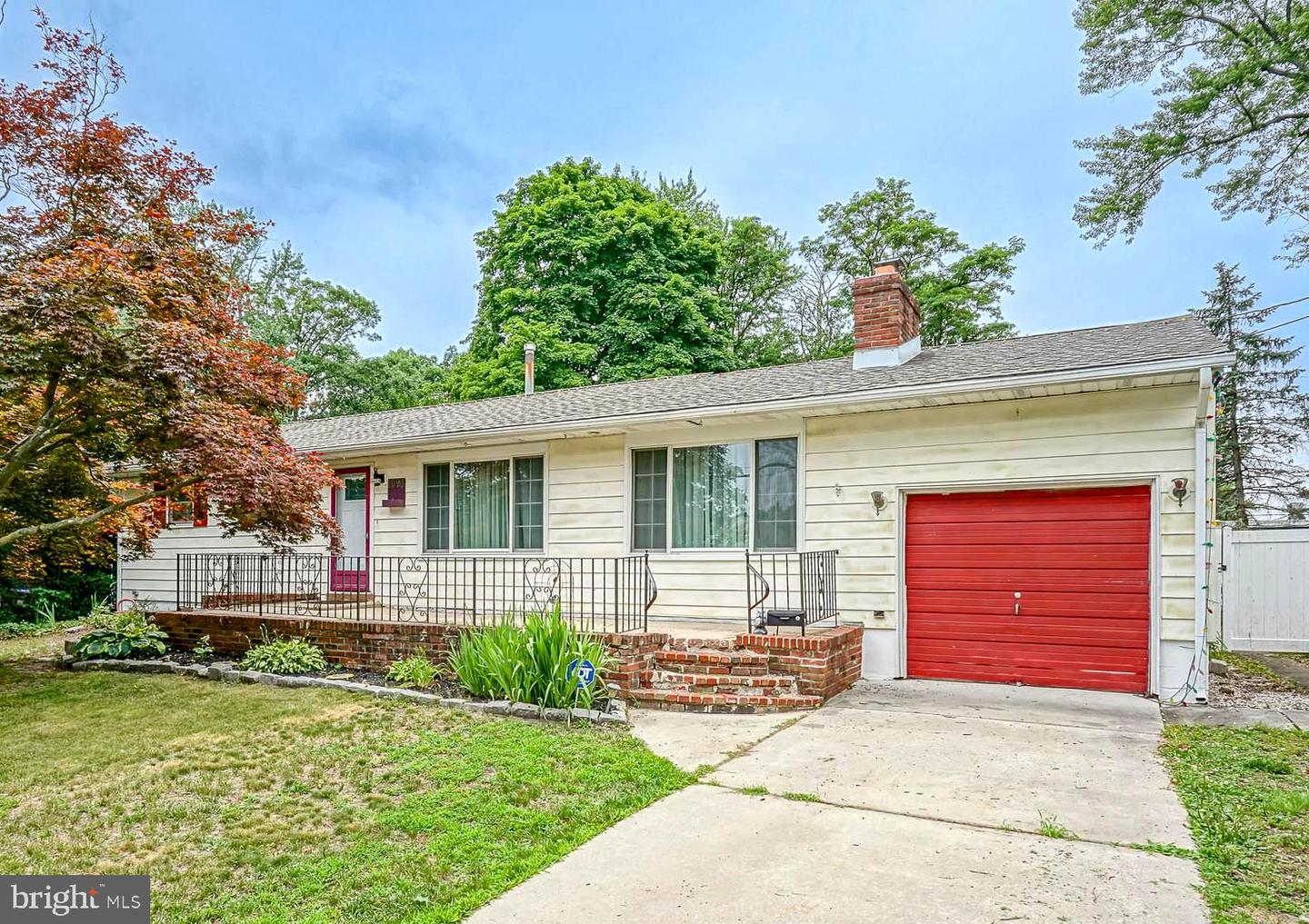 1098 Grandview Dr Property Photo 1
