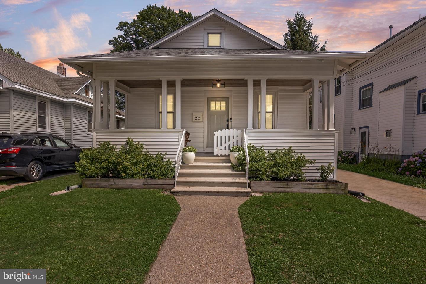 20 E WALNUT Property Photo 1