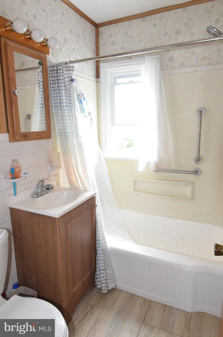 464 Center Ave Property Photo 10