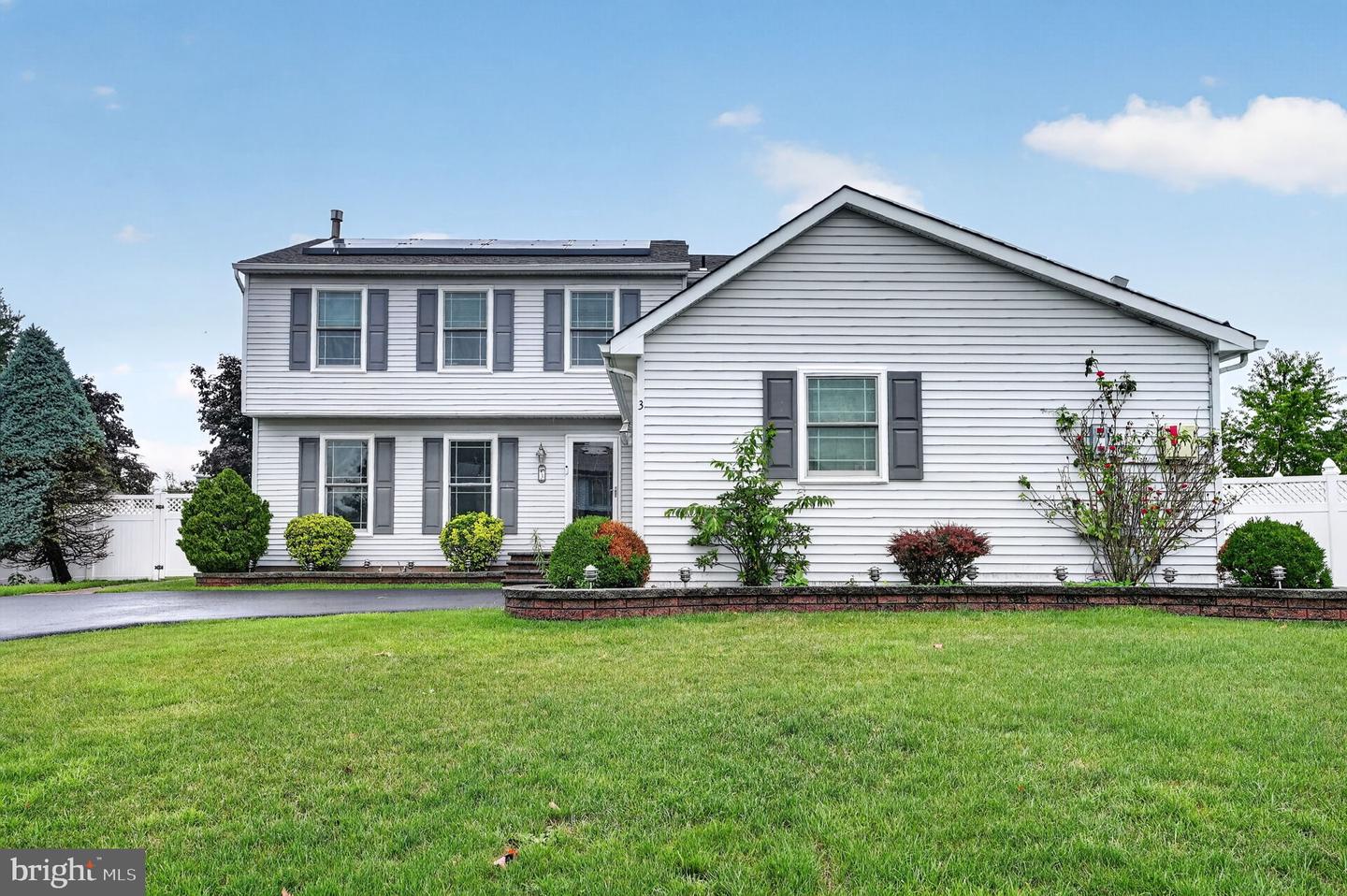 3 BERWICK LN