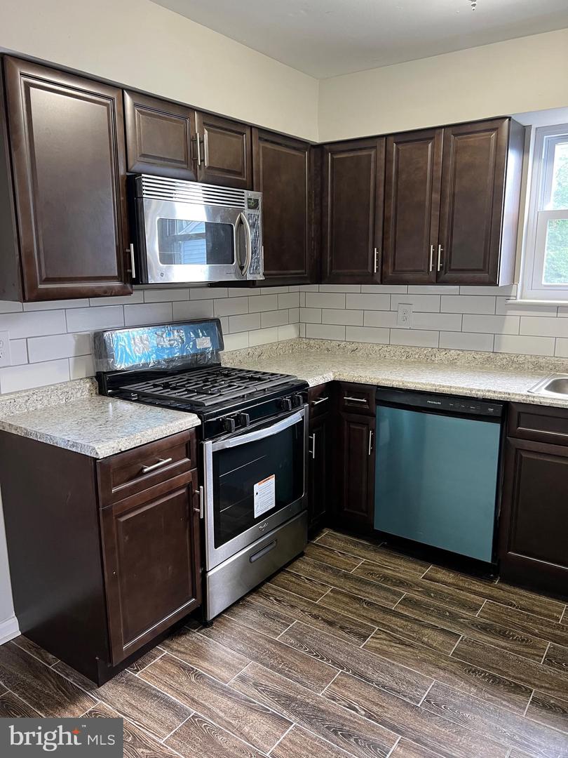 16 Maynard Dr #b Property Photo 3