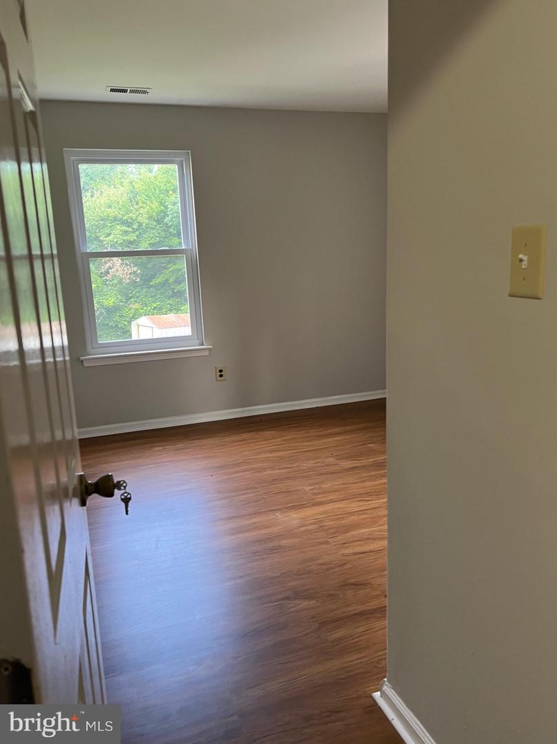 16 Maynard Dr #b Property Photo 8