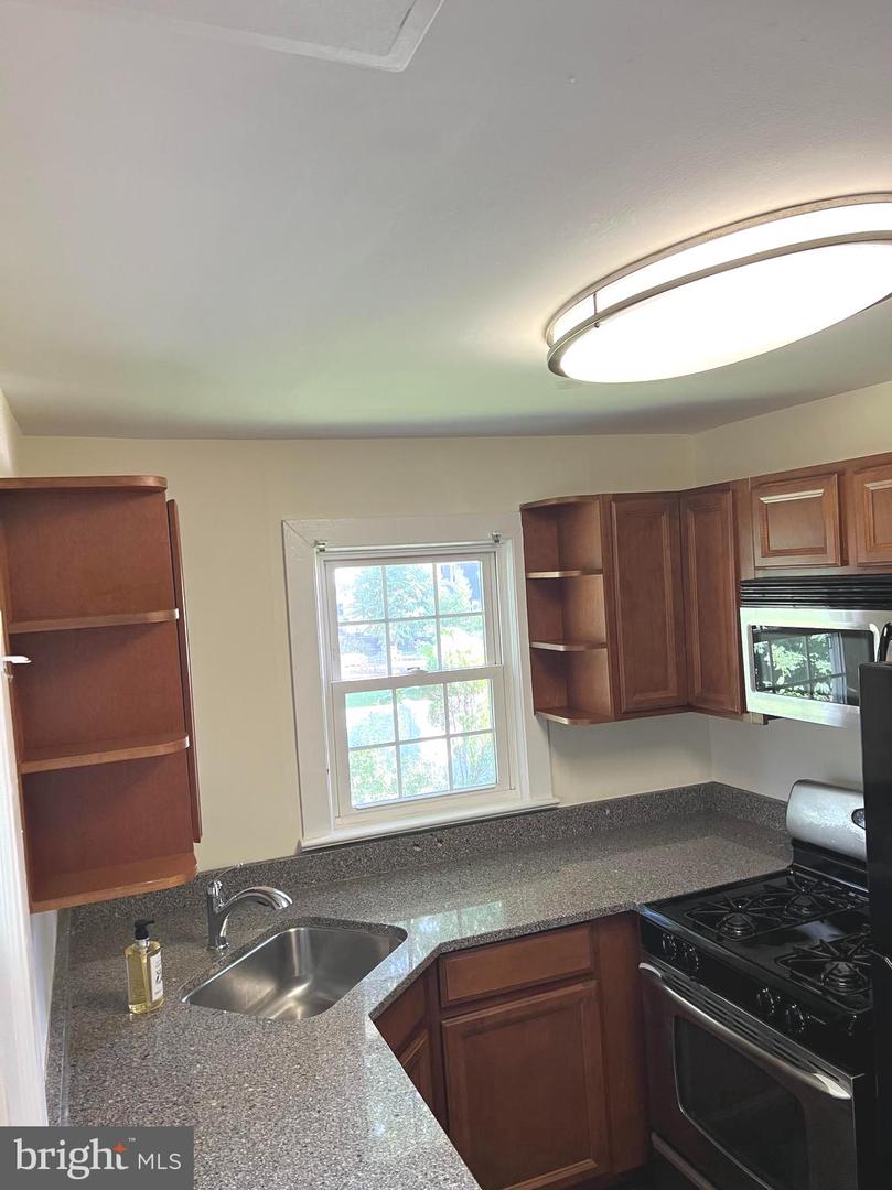 19 Snowden Ave Property Photo 11