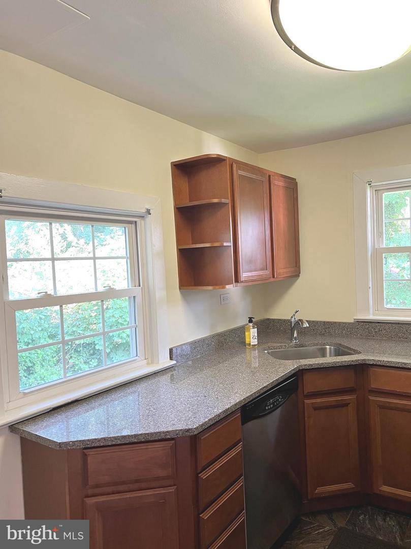 19 Snowden Ave Property Photo 12