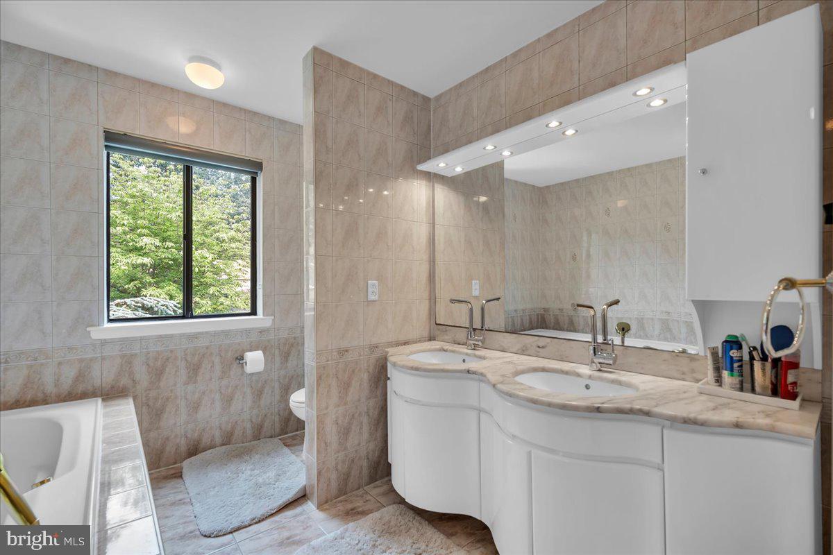4 Johnson Ln Property Photo 23