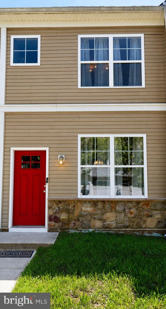 21 ROWAND WAY E Property Photo 1