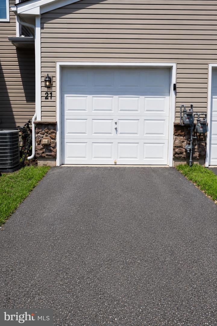 21 Rowand Way E Property Photo 3
