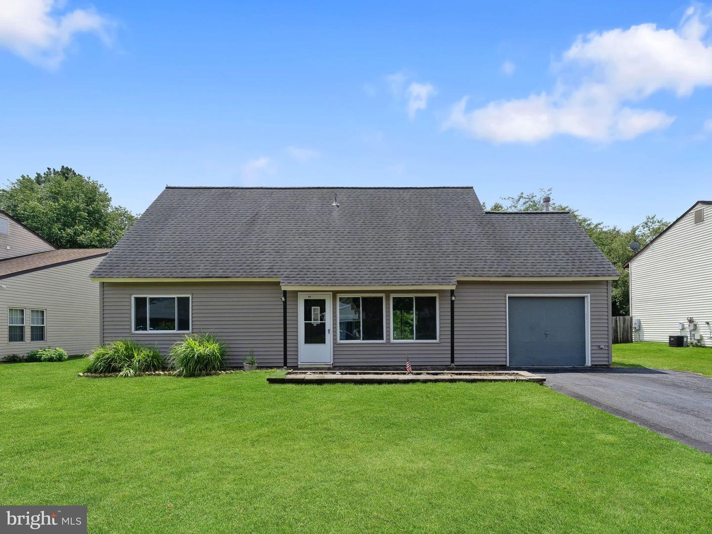 19 Penfield Ln Property Photo 1