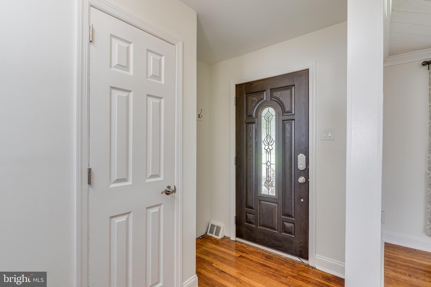 401 Chapel Ave E Property Photo 7