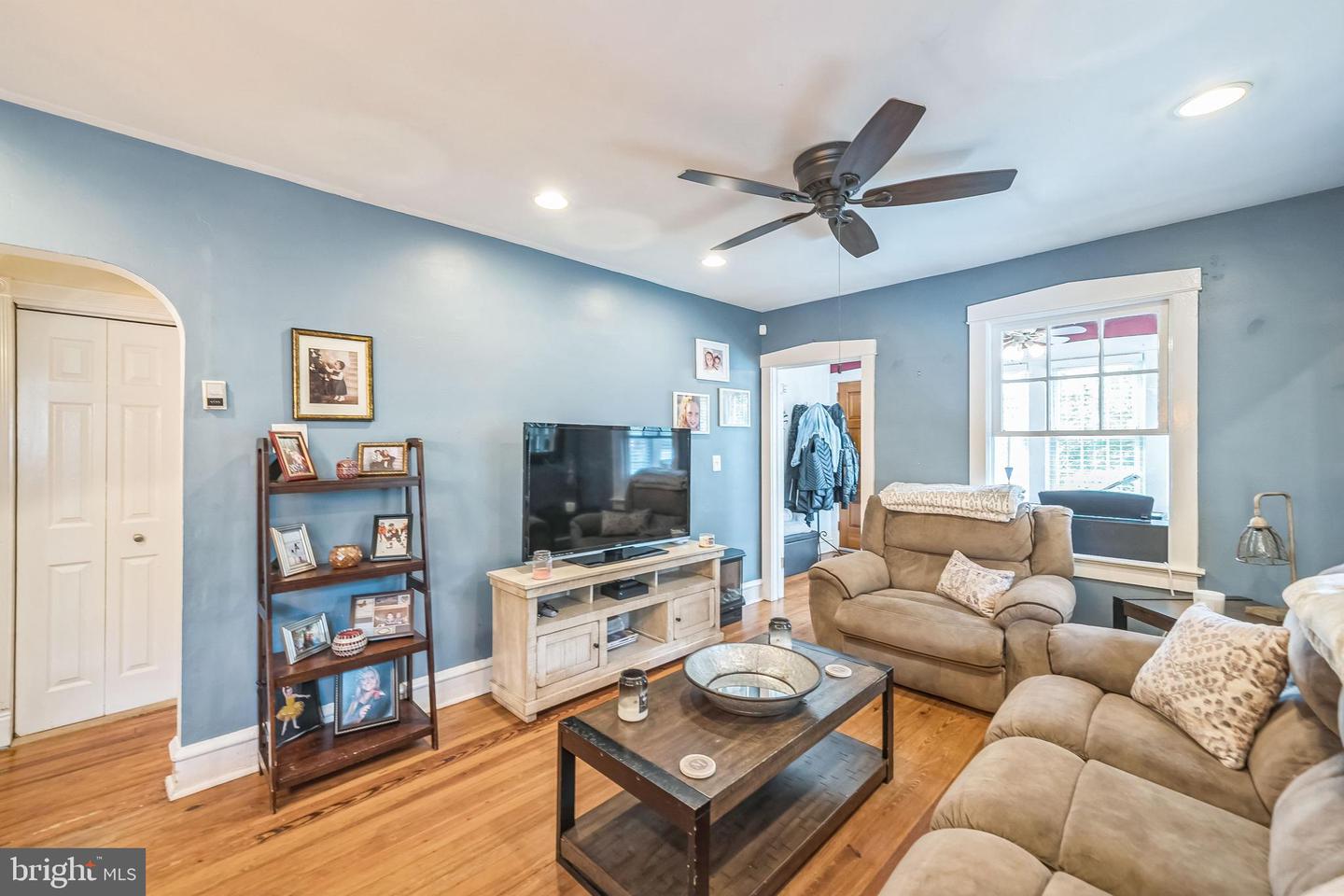 2025 Wayne Ave Property Photo 3