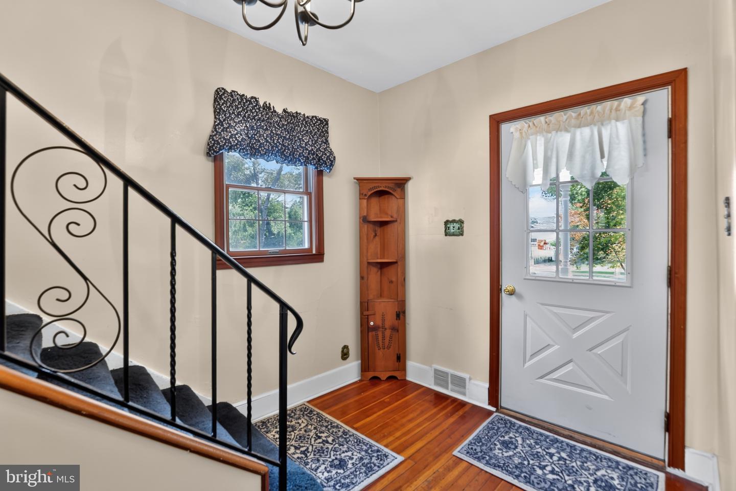 305 Grove Ave Property Photo 4