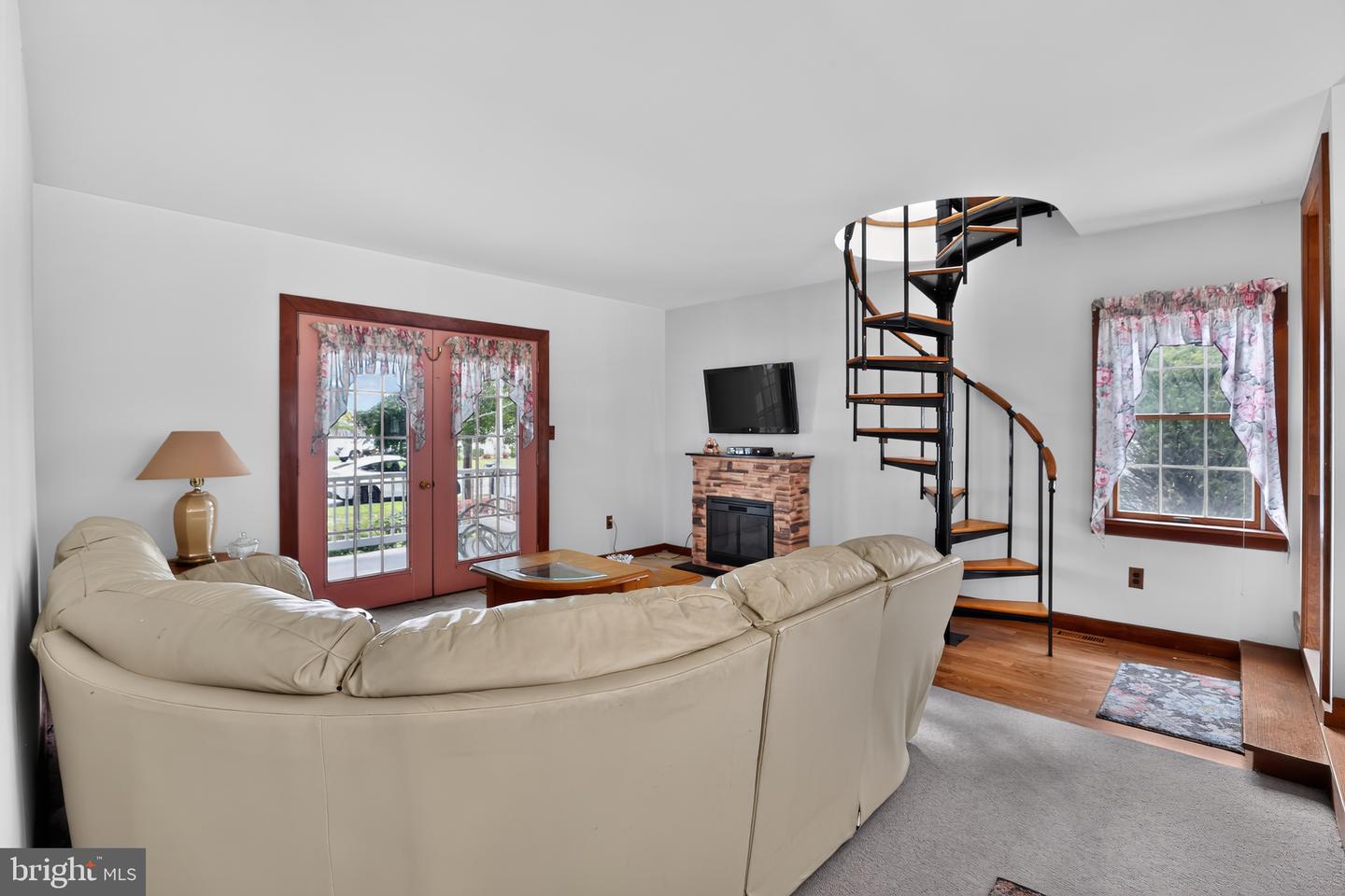 305 Grove Ave Property Photo 14