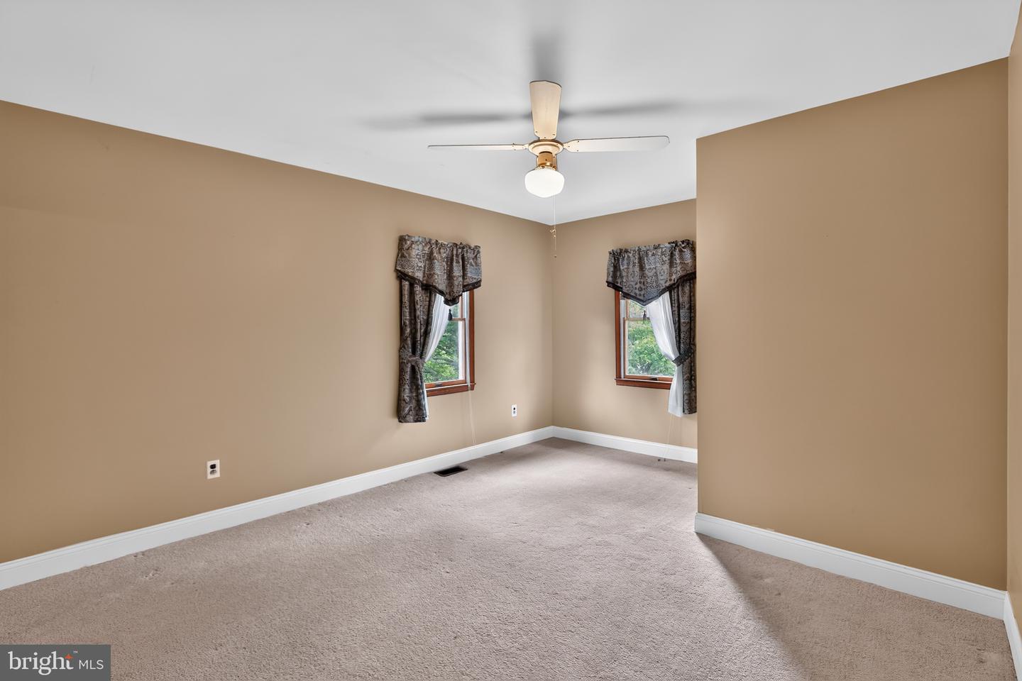 305 Grove Ave Property Photo 17