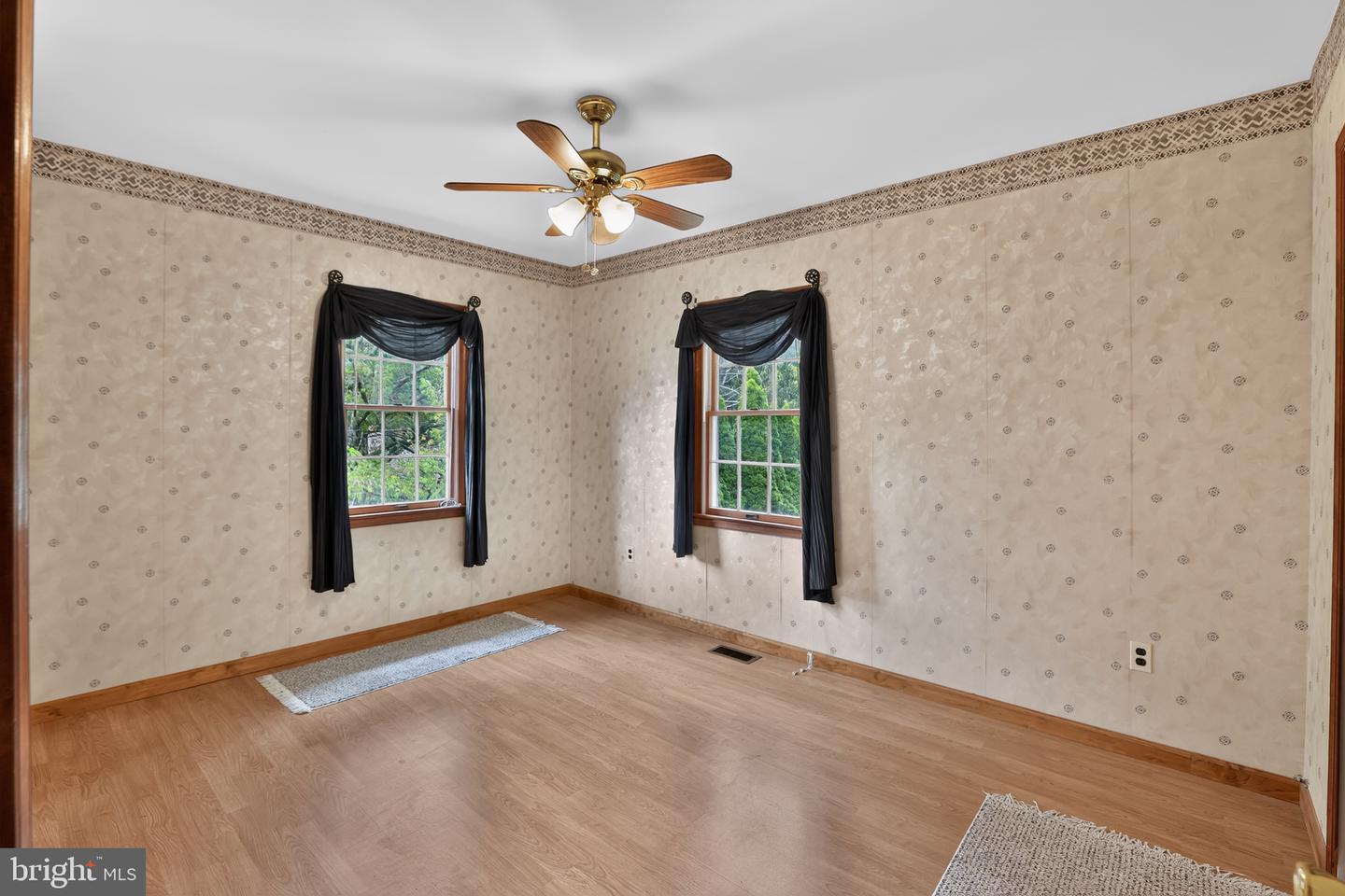305 Grove Ave Property Photo 21