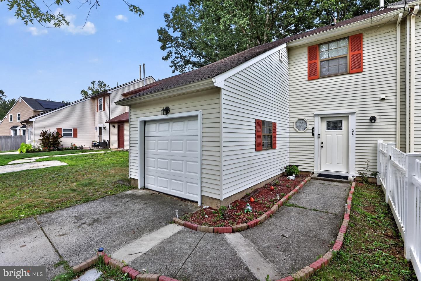 24 HYACINTH LN