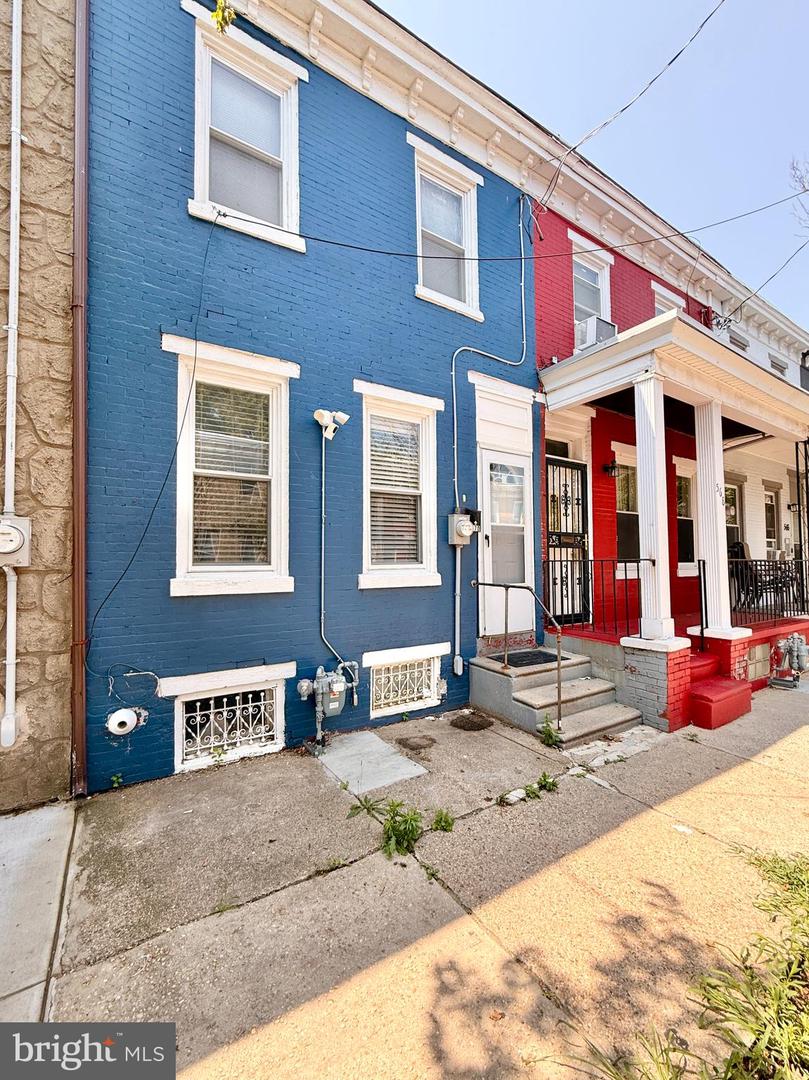 570 Line St Property Photo 2