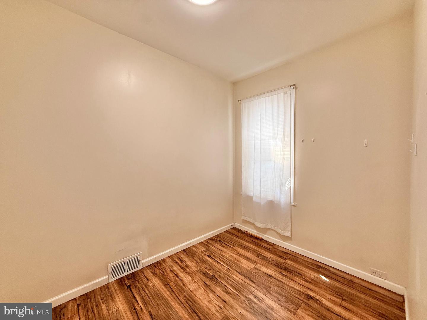 570 Line St Property Photo 5