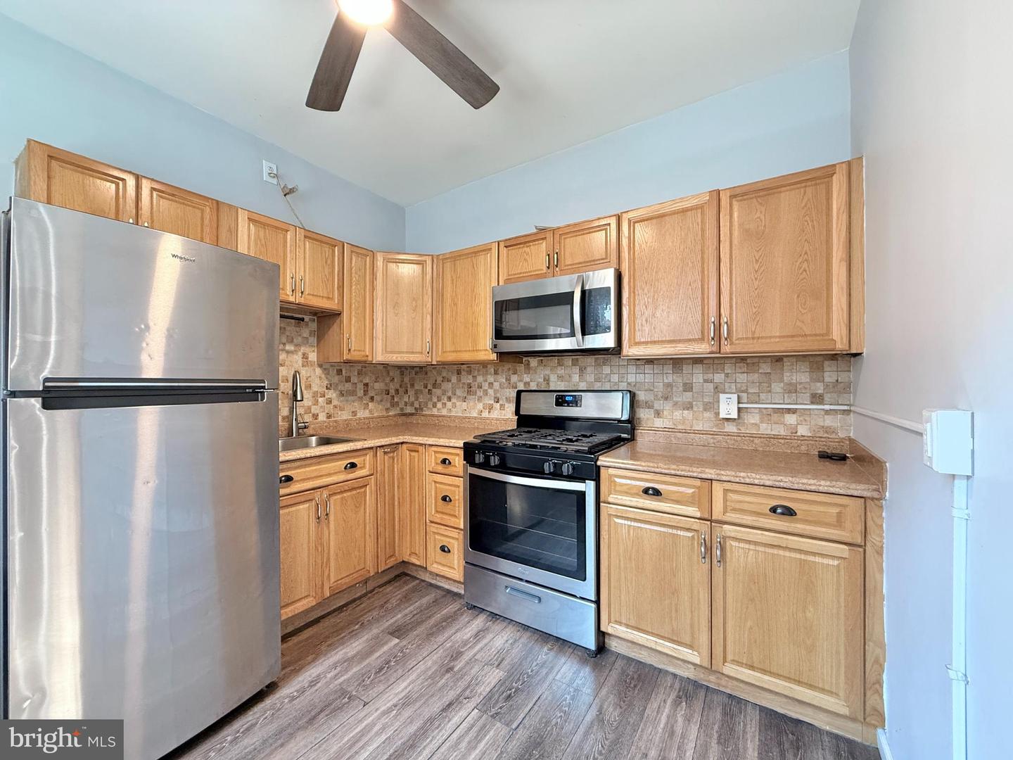 570 Line St Property Photo 6