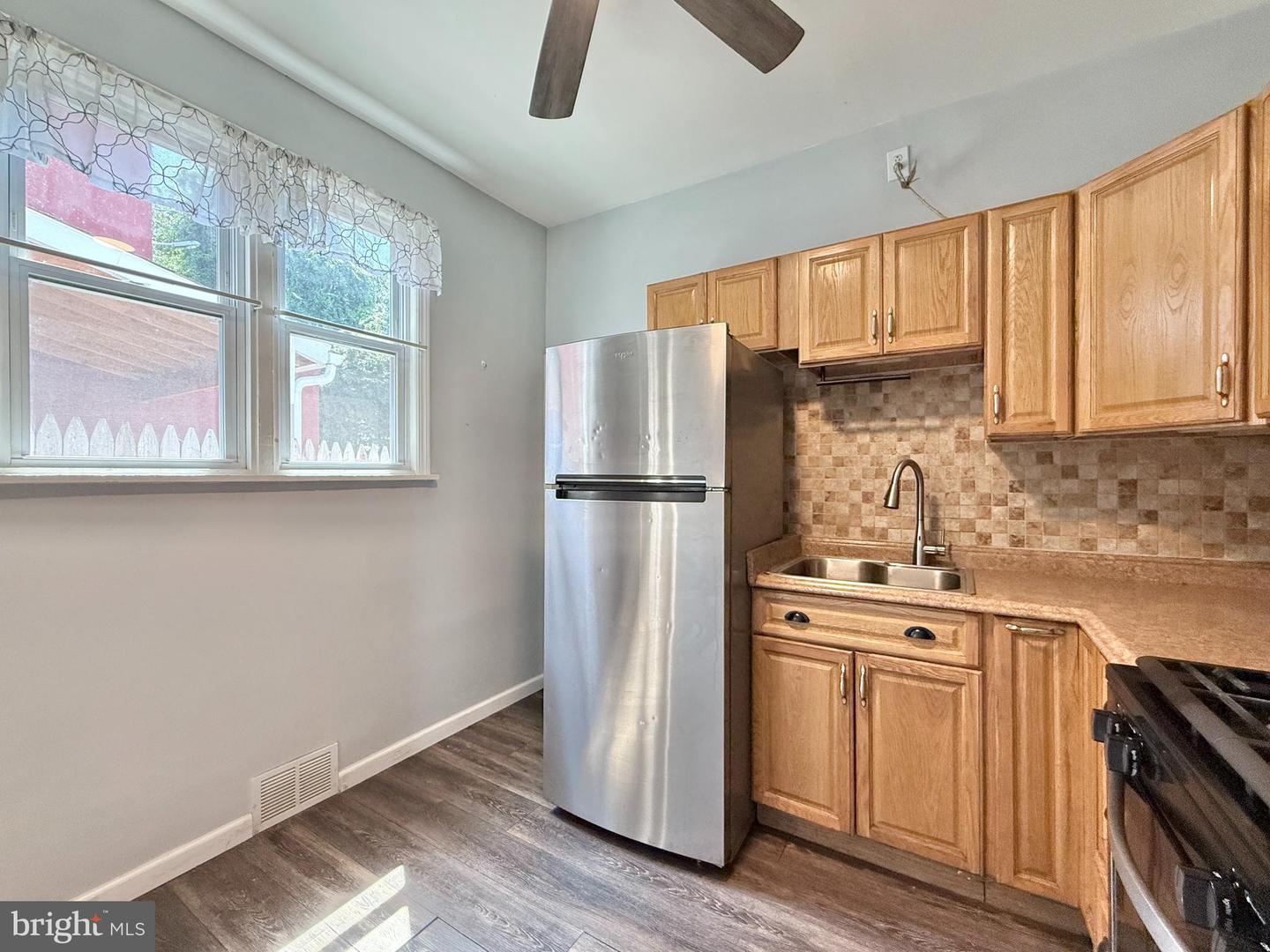 570 Line St Property Photo 7