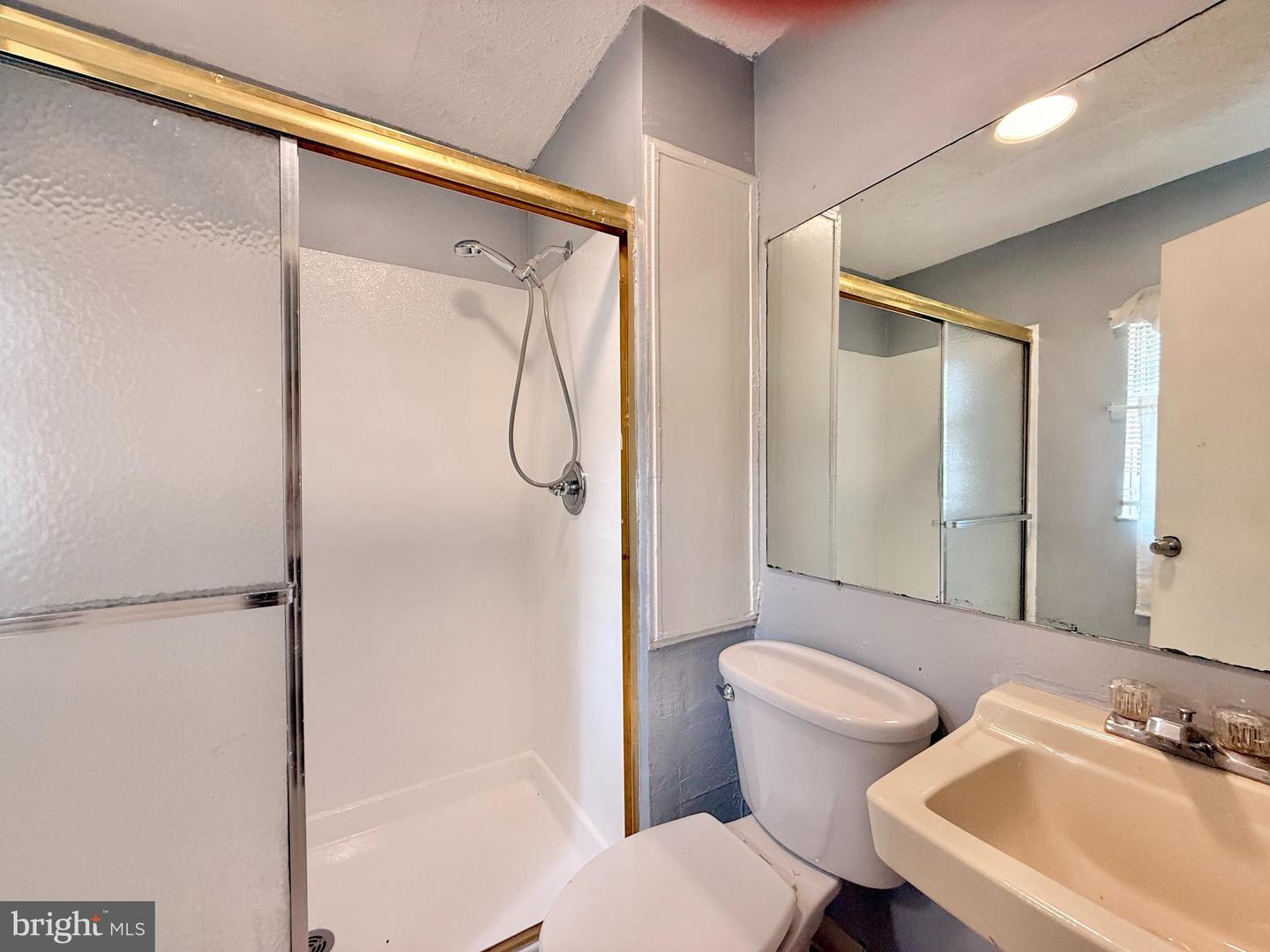 570 Line St Property Photo 8