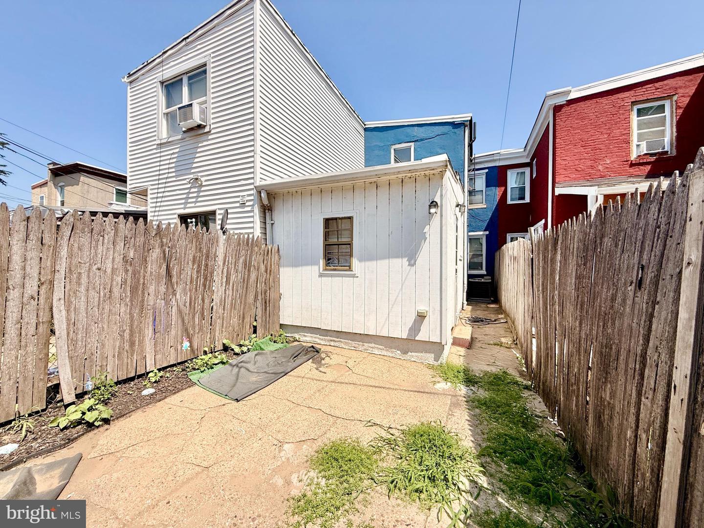 570 Line St Property Photo 11