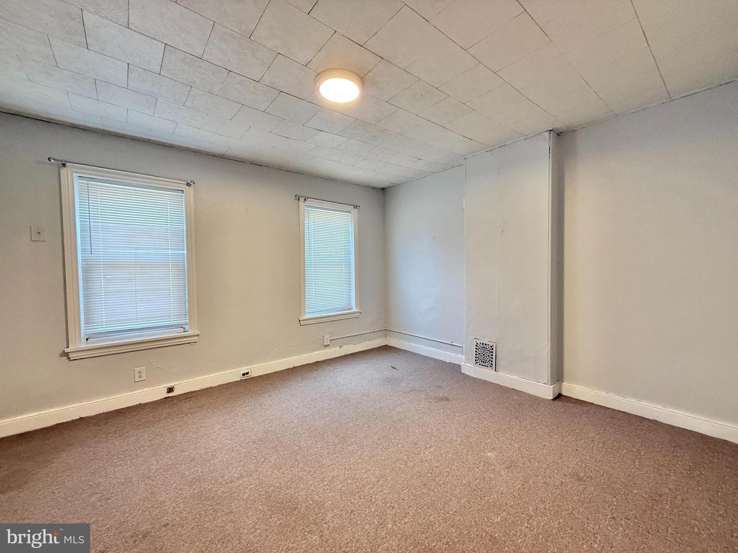 570 Line St Property Photo 12