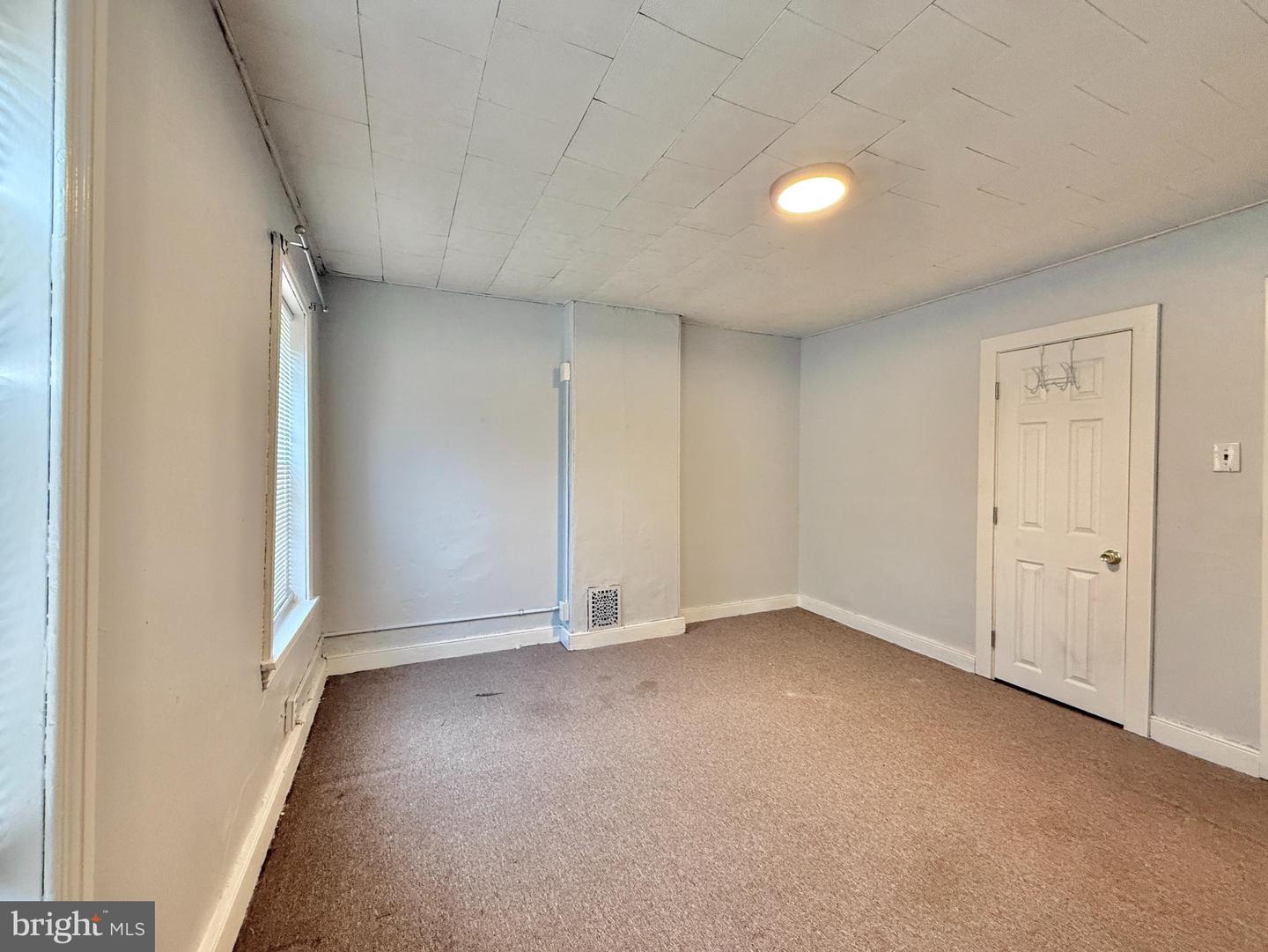570 Line St Property Photo 13