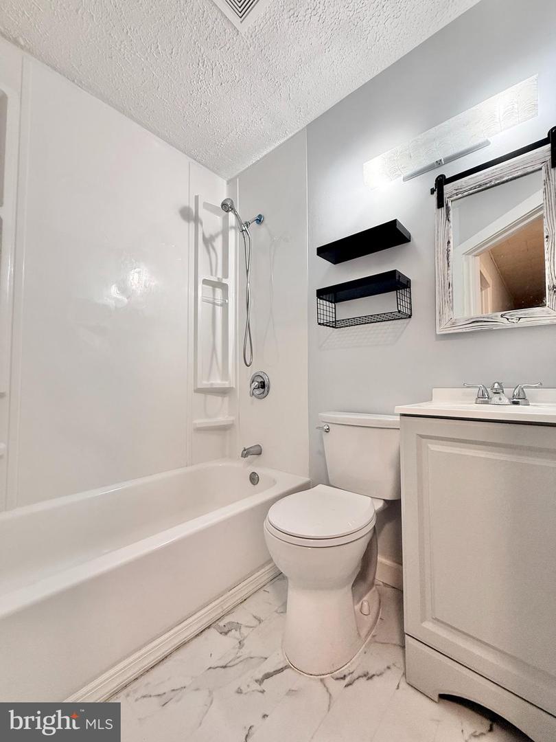 570 Line St Property Photo 14