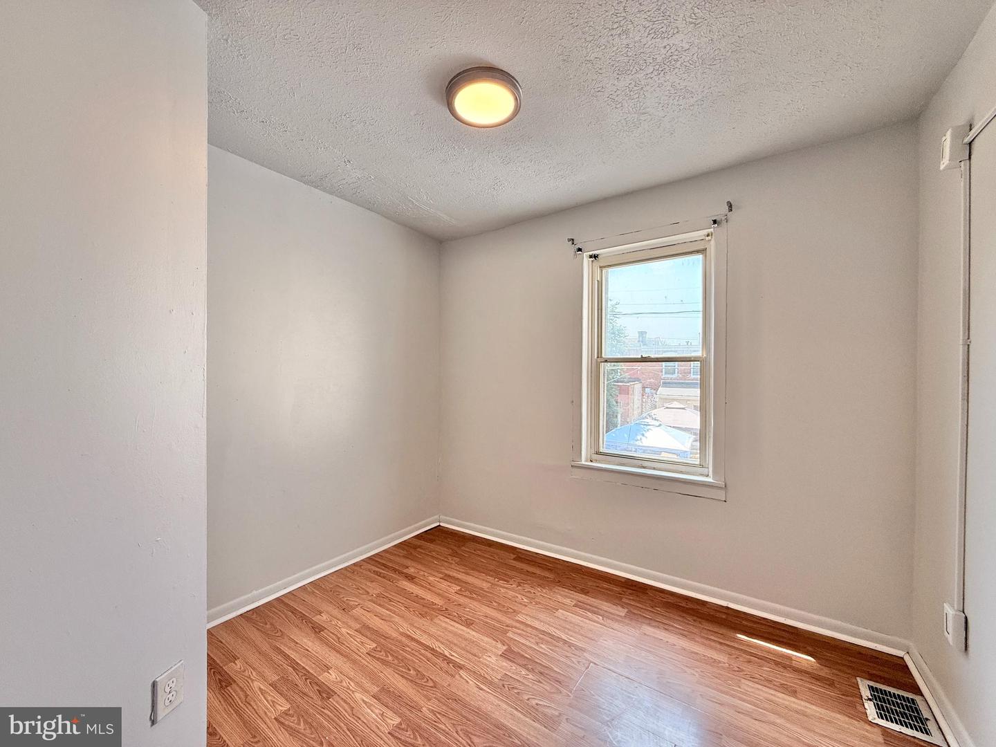 570 Line St Property Photo 15
