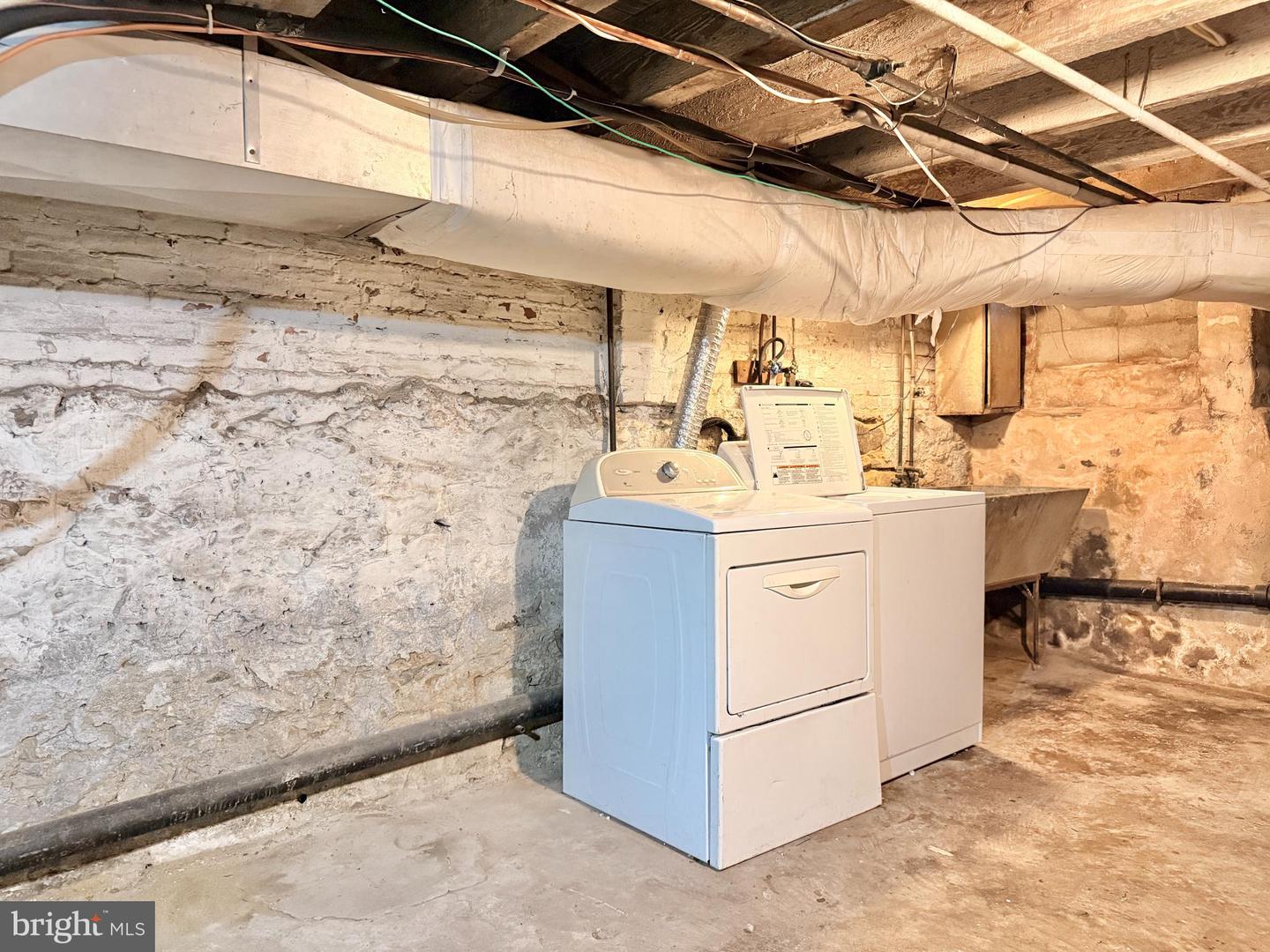570 Line St Property Photo 18