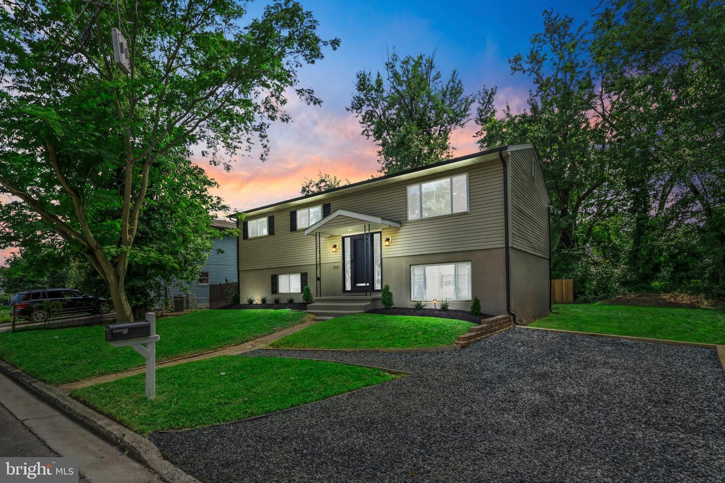 3229 HOWARD AVE