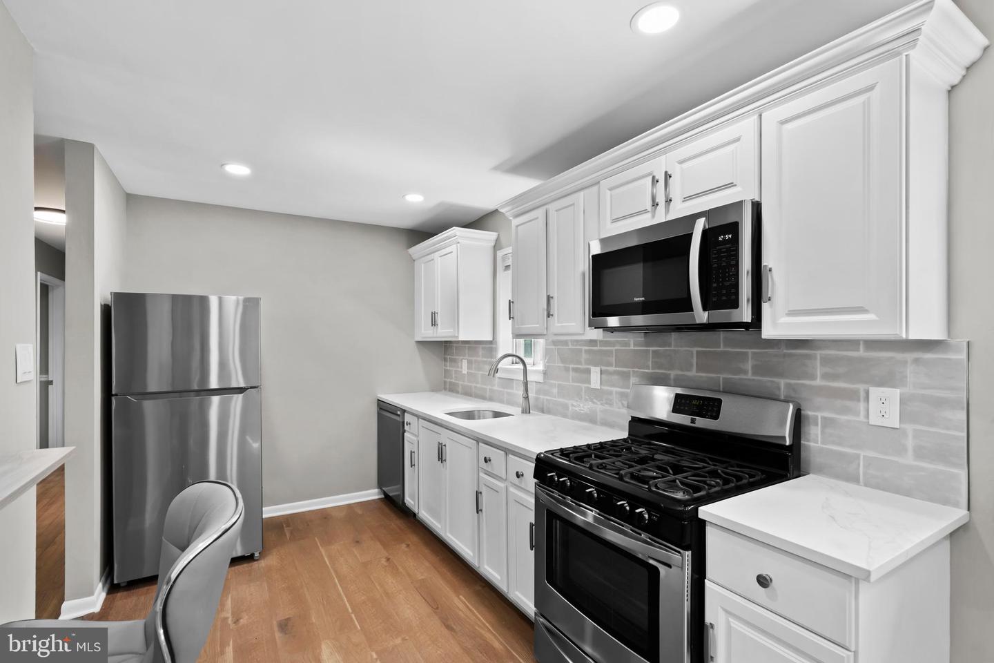 3229 Howard Ave Property Photo 9