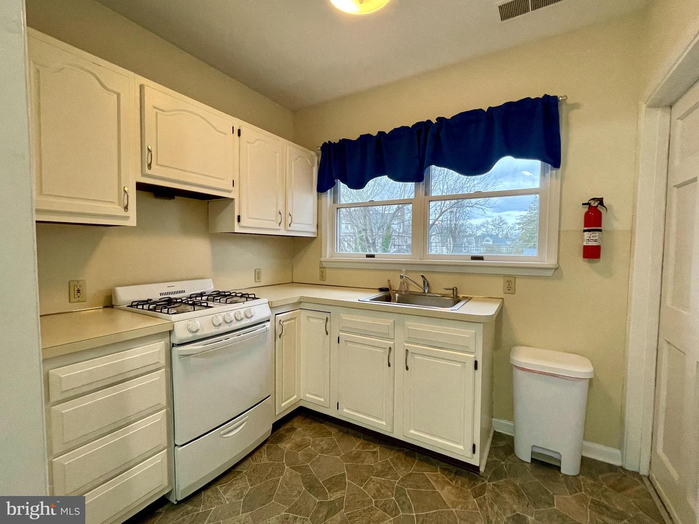 581 Haddon Ave Property Photo 8